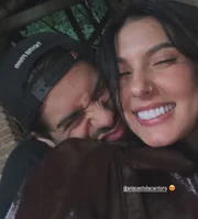 Ana Castela e Zé Felipe posam em momento divertido
