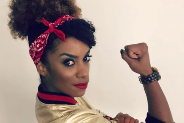 Bailarina do Faustão muda o visual e fica a cara da Anitta
