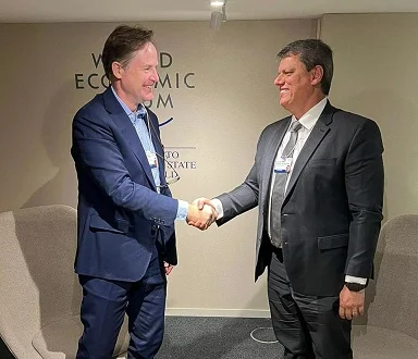 Tarcísio de Freitas, governador de São Paulo, se encontra com executivo de empresa Meta, dona do Facebook e Instagram, no Fórum Econômico Mundial. Ambos sorriem, apertando as mãos, de pé - Metrópoles
