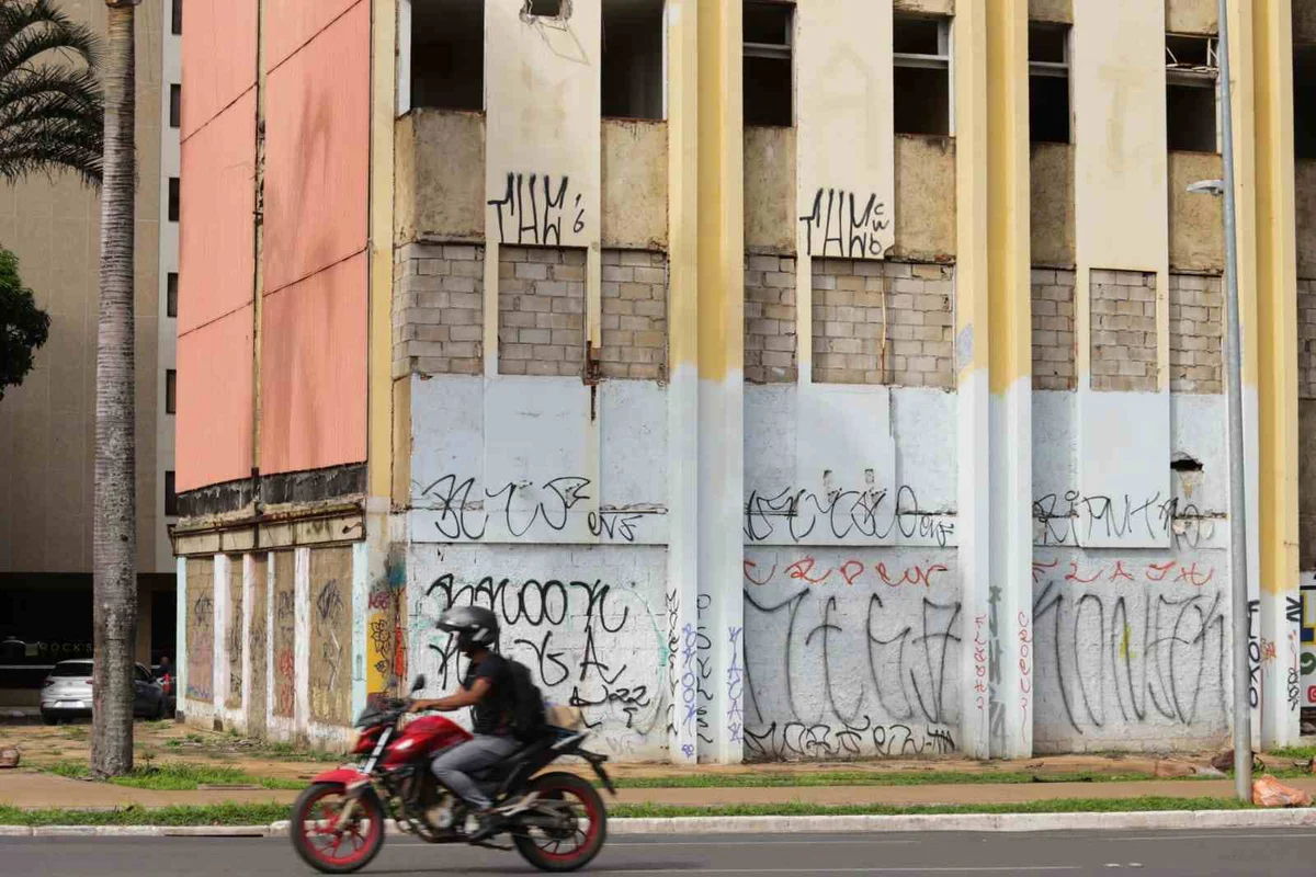 Hotel está abandonado há anos Hotel está abandonado há anos