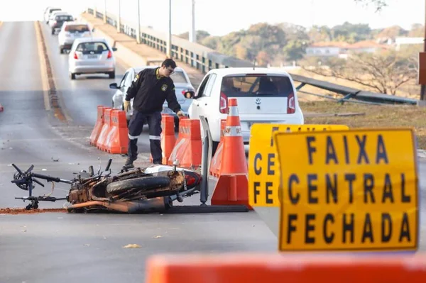 Acidente fecha faixas na Costa e Silva e complica trânsito no Lago Sul