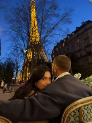 André Lamoglia e Jade Picon posam durante viagem a Paris