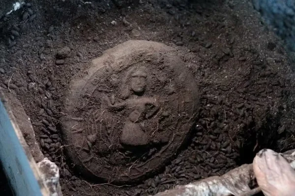 Imagem colorida mostra pão antigo com imagem representativa de Cristo - Metrópoles