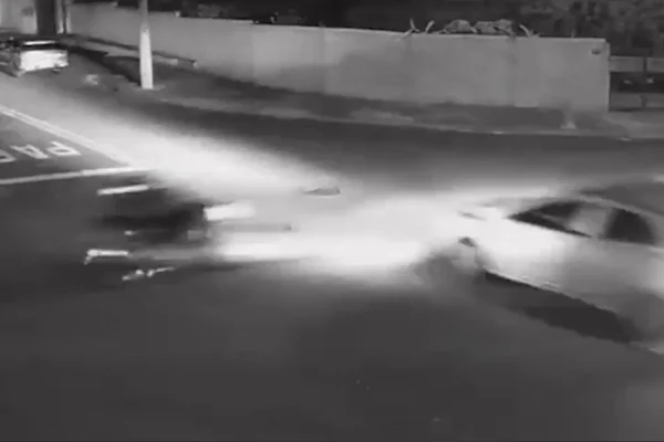 Imagem em preto e branco do momento em que motociclista foi atingido por motorista bêbado em cruzamento - Metrópoles