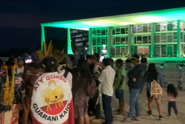 Imagem mostra indígenas em frente ao STF | Metrópoles