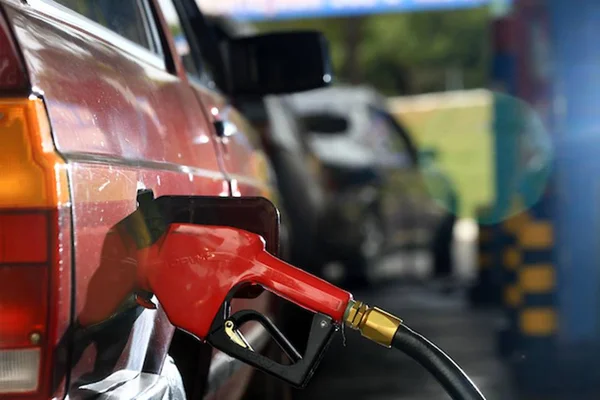 Carro sendo abastecido em posto - Metrópoles