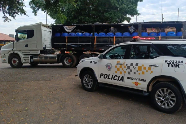 Imagem colorida mostra caminhão flagrado pela PM transportando celulares dentro de carga de azeitonas - Metrópoles