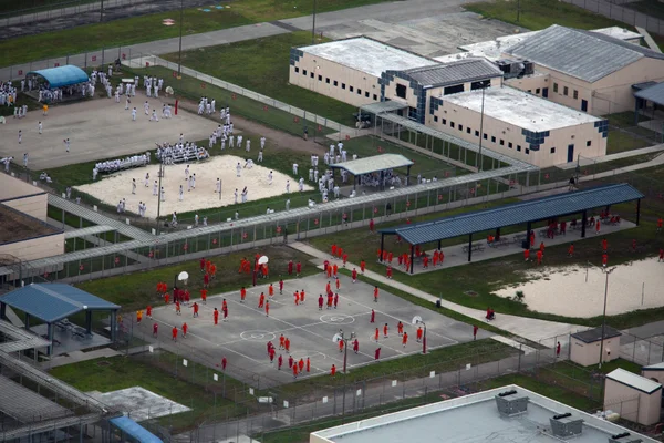 imagem colorida centro de detenção imigrantes miami