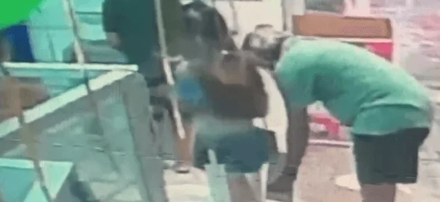 Polícia procura homem que tirou foto por baixo da saia de jovem em fila - imagem 3 Polícia procura homem que tirou foto por baixo da saia de jovem em fila - imagem 3