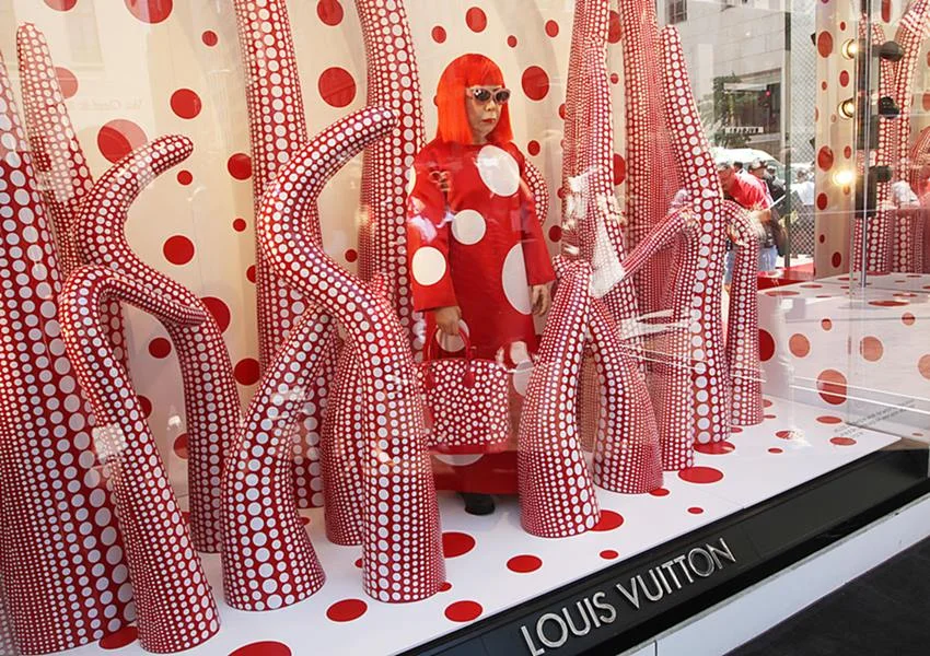 A Louis Vuitton é famosa por suas fachadas que mais parecem instalações artísticas. Em 2012, espalhou bonecas de Yayoi pelo mundo A Louis Vuitton é famosa por suas fachadas que mais parecem instalações artísticas. Em 2012, espalhou bonecas de Yayoi pelo mundo