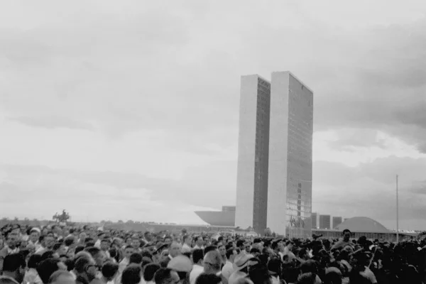 Baile, corrida de carros e fogos: imagens inéditas contam a história do nascimento de Brasília, em 1960
