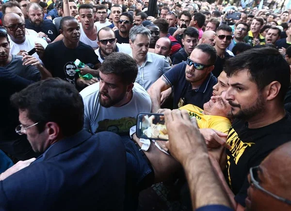 Vitimização pode inflar campanha de Bolsonaro, dizem especialistas