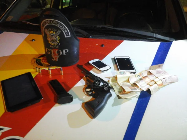 Assaltantes sequestram mulher de PM, roubam cinco carros e são detidos
