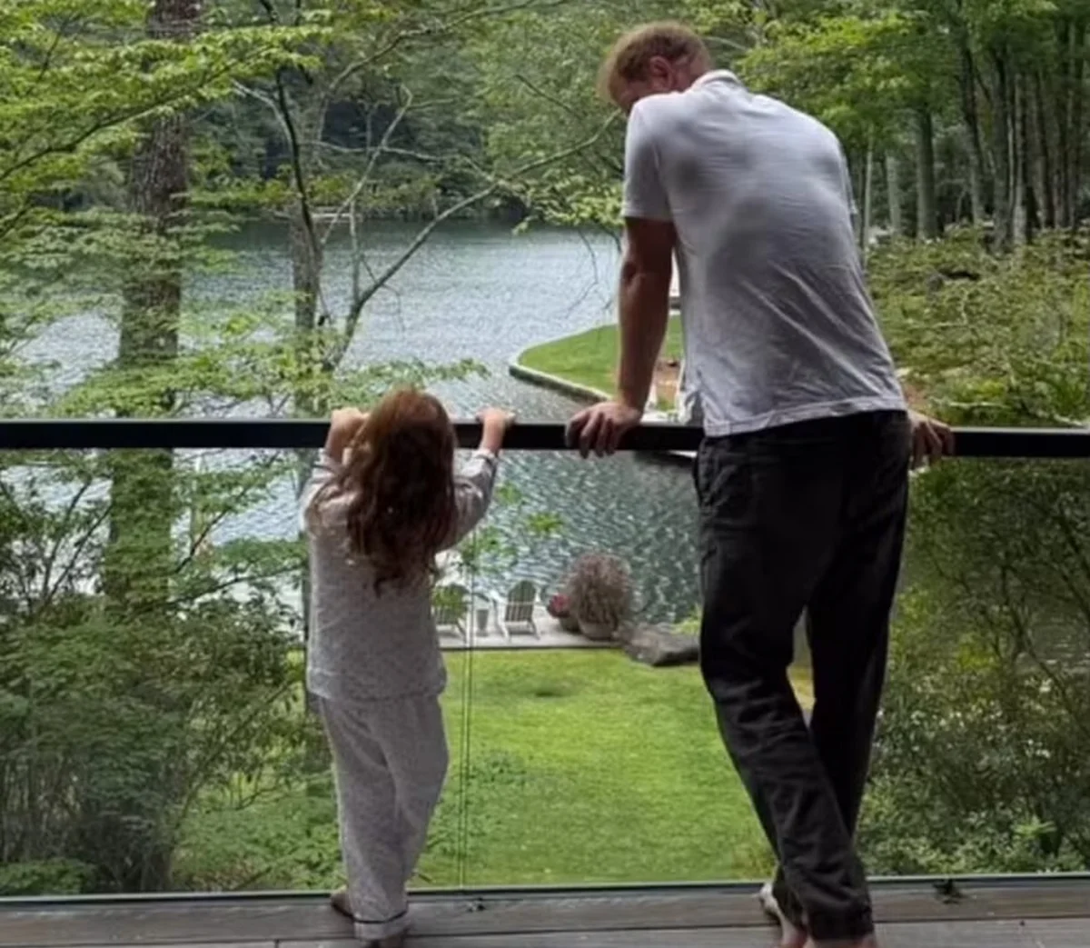 Príncipe Harry e a filha são clicados em meio à natureza Príncipe Harry e a filha são clicados em meio à natureza