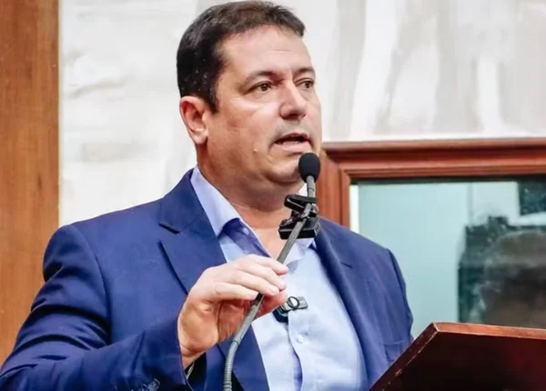 Homem falando em microfone
