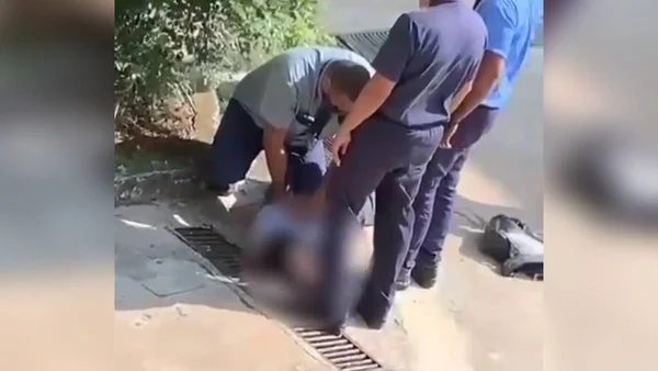 Seguranças agridem homem acusado de furto