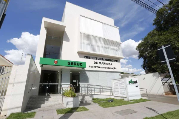 Imagem colorida do prédio da Secretaria de Educação de Maringá