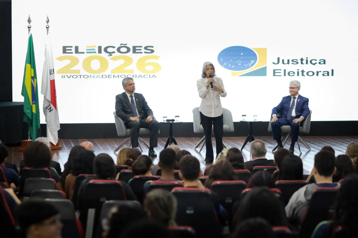 ármen Lúcia visita escola em BH e fala sobre importância do voto