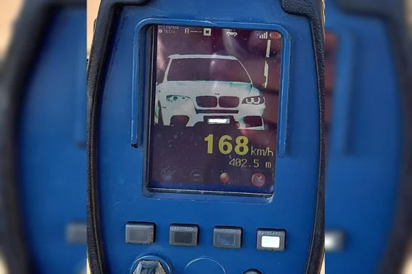 Imagem colorida, velocímetro apontando a velocidade do veículo - Metrópoles