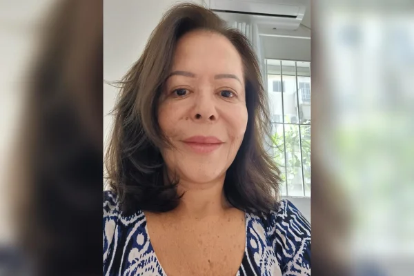 Imagem mostra Maria Lucia Gomes, uma mulher branca de cabelos médios - Metrópoles