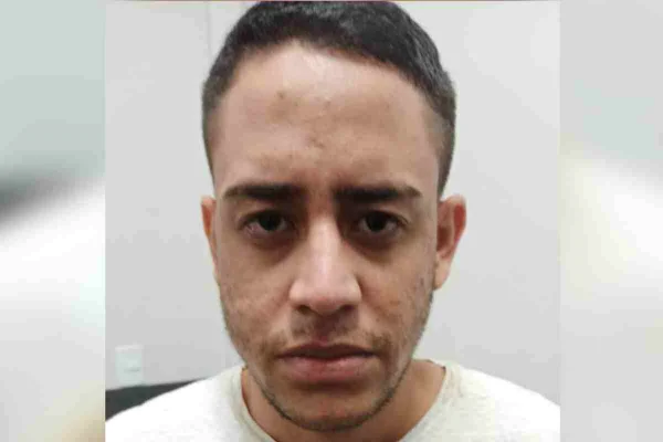 Alegando ouvir voz do diabo, homem mata mãe com martelo, garfo e faca