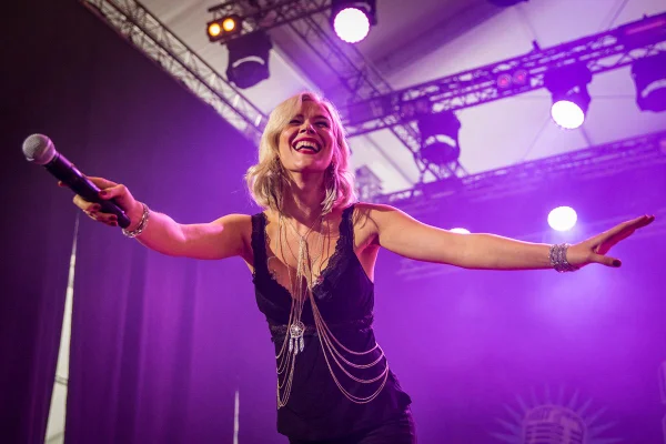Joss Stone tem evolução de estilo boho influenciada pelos anos 1970