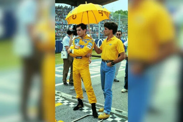 Imagem colorida de Ayrton Senna ao lado de Américo Jacoto - Metrópoles
