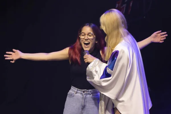 Vídeo: fãs brasilienses fazem dueto com vocalista no ABBA The Show