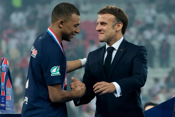 Imagem colorida de Mbappé cumprimentando Macron - Metrópoles