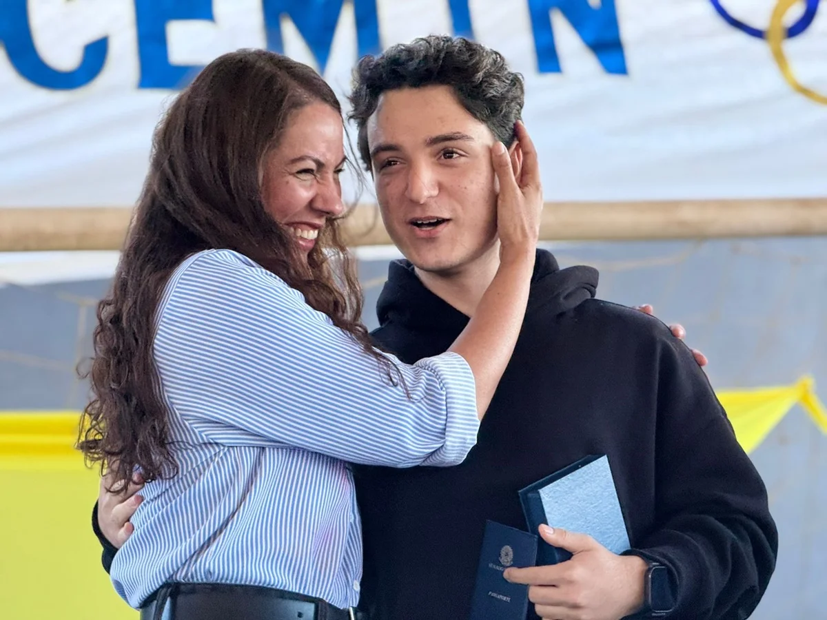 A conquista marca a segunda participação consecutiva da professora Érica Correa Costa Lima como orientadora de um estudante selecionado para representar o Distrito Federal A conquista marca a segunda participação consecutiva da professora Érica Correa Costa Lima como orientadora de um estudante selecionado para representar o Distrito Federal