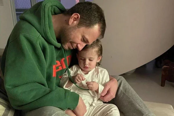 Tiago Leifert brinca sobre os 4 anos da filha: “Agente do caos”