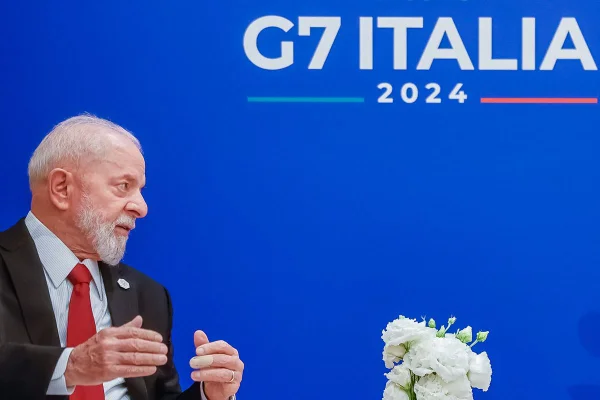 Imagem colorida do presidente Lula no G7. com fundo azul - Metrópoles