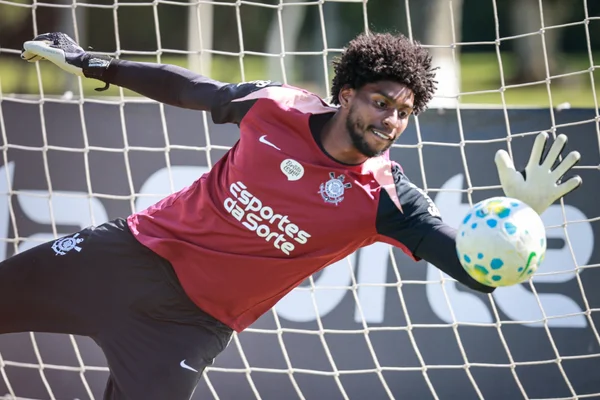 Hugo Souza admite que atrasos de pagamentos afetam time do Corinthians