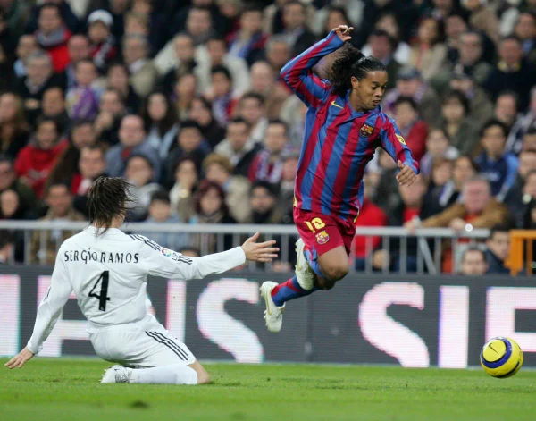 Ronaldinho Gaúcho provoca Sergio Ramos nas redes e zagueiro rebate