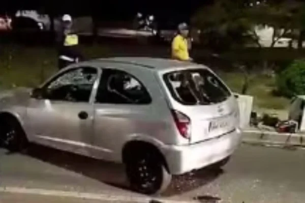 Imagem colorida, carro que a mãe destruiu após o filho fugir de uma blitz- Metrópoles