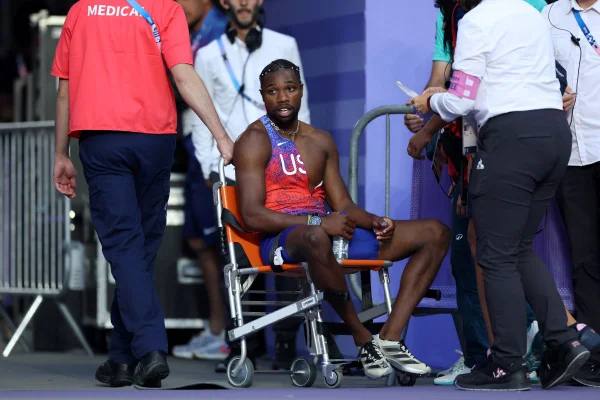 PARIS, FRANÇA - 08 DE AGOSTO: O medalhista de bronze Noah Lyles, da equipe dos Estados Unidos, é retirado da pista com uma cadeira de rodas após competir na final dos 200m masculinos no décimo terceiro dia dos Jogos Olímpicos Paris 2024, no Stade de France, em 8 de agosto de 2024 em Paris, França