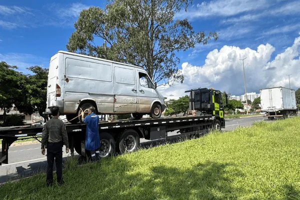 Detran-DF apreende van sem licença desde 2019 com débitos de R$ 80 mil