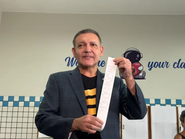 Presidente do TSE, Nunes Marques vota e dá início ao 2º turno das eleições