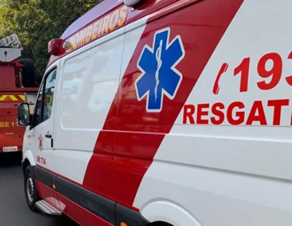 Criança leva choque ao colocar chaveiro em quadro de energia de escola