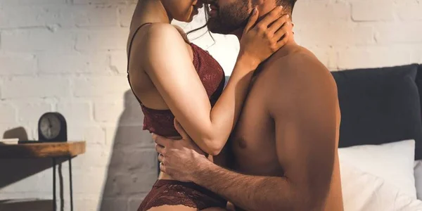 Dia do Beijo: veja 3 posições sexuais para beijar muito no sexo