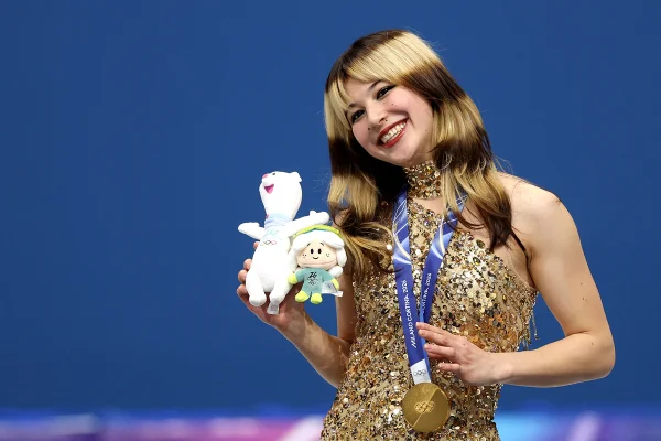 alysa liu patinadora patinação artística olimpiadas de inverno cabelo listrado pintado fashion moda - metrópoles
