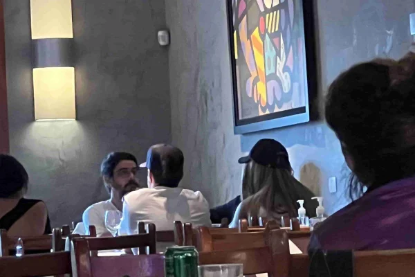 Caio Castro vai a restaurante com namorada e divide a conta