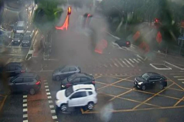 Chuva forte no cruzamento da Rebouças com a Henrique Schaumann, em Pinheiros, na capital - Metrópoles