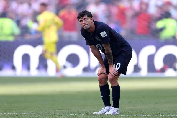 Pulisic vira desfalque no Milan após fraturar a perna na Copa do Mundo
