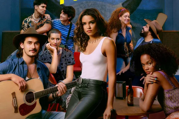 Grupo de pessoas em um bar tocando violão