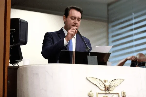 Fotografia colorida do governador do Paraná, Ratinho Junior