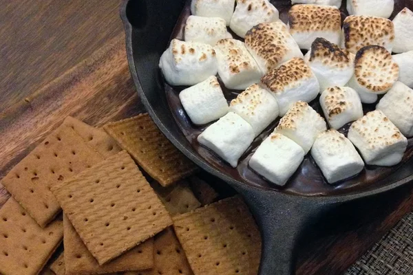 Aprenda a receita do s’mores, o doce de biscoito, marshmallow e chocolate