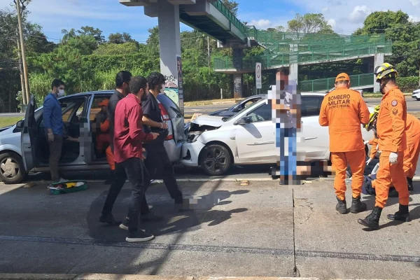 Engavetamento com 4 carros deixa feridos e interdita faixas da EPTG