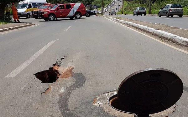 Cratera na pista interdita trânsito na via de ligação Taguatinga/QNL