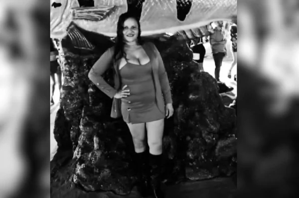 mulher de vestido e boa
